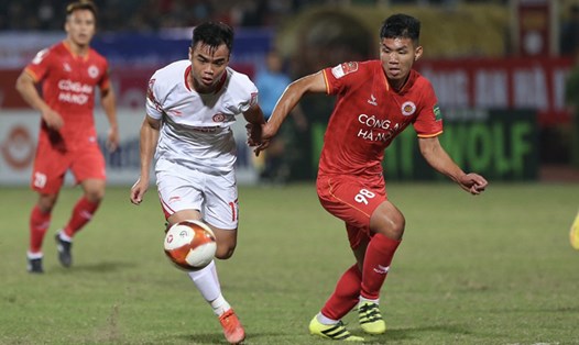 Giáp Tuấn Dương (áo đỏ) có thể được trao cơ hội ở đội tuyển Việt Nam. Ảnh: Thu Nga