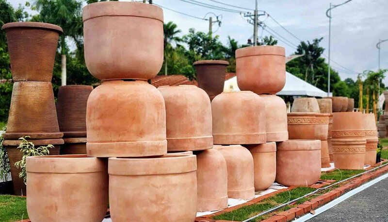 Các sản phẩm gốm với màu đỏ đặc trưng từ đất sét tạo nét riêng cho gốm Vĩnh Long mà không nơi nào có được, đã xuất khẩu sang các thị trường nước ngoài như EU, Hoa Kỳ, Châu Úc…