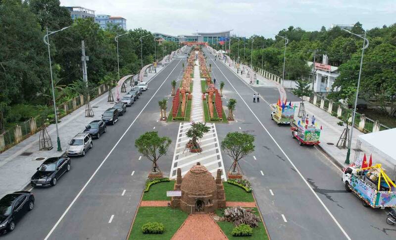 Sáng ngày 11.9 UBND tỉnh Vĩnh Long tổ chức khai mạc “Con đường nghệ thuật gốm đỏ Vĩnh Long” nằm trên đường nối giữa đường Phạm Hùng với đường Võ Văn Kiệt (Phường 9, TP Vĩnh Long).