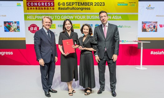 Đại diện ban tổ chức Asia Fruit Logistica và tạp chí Asiafruit trao giải thưởng cho đại diện chuỗi bán lẻ WinCommerce. Ảnh: WinCommerce