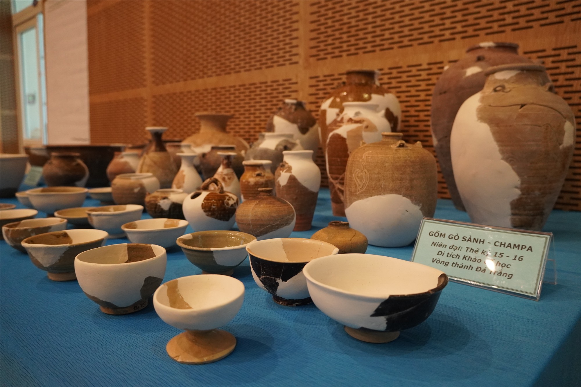 Một khối lượng khổng lồ di vật đã được phát hiện và phục dựng tại di tích Vòng thành Đá Trắng. Ảnh: Thành An