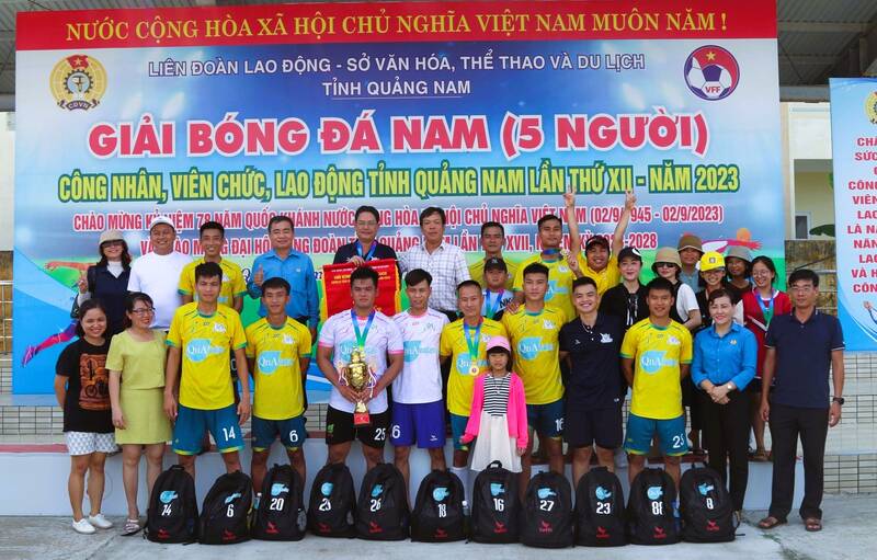 Công đoàn ngành Xây dựng Quảng Nam bảo vệ thành công chức vô địch giải bóng đá nam 5 người CNVCLĐ tỉnh Quảng Nam 2023. Ảnh Hoàng Bin