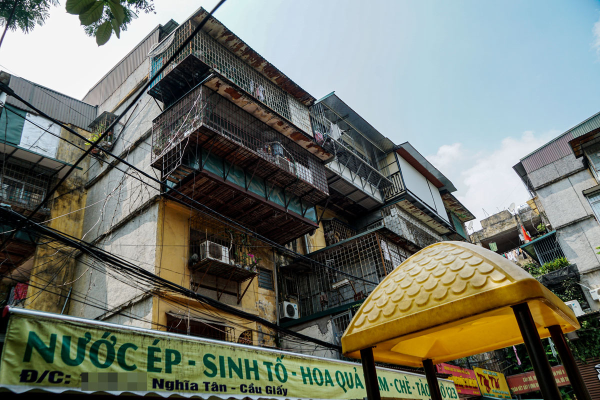 Tầng một các dãy nhà tại khu tập thể Nghĩa Tân chủ yếu được các hộ dân cho thuê hoặc buôn bán kinh doanh. Ảnh: Ngọc Thùy