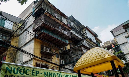 Tầng một các dãy nhà tại khu tập thể Nghĩa Tân chủ yếu được các hộ dân cho thuê hoặc buôn bán kinh doanh. Ảnh: Ngọc Thùy