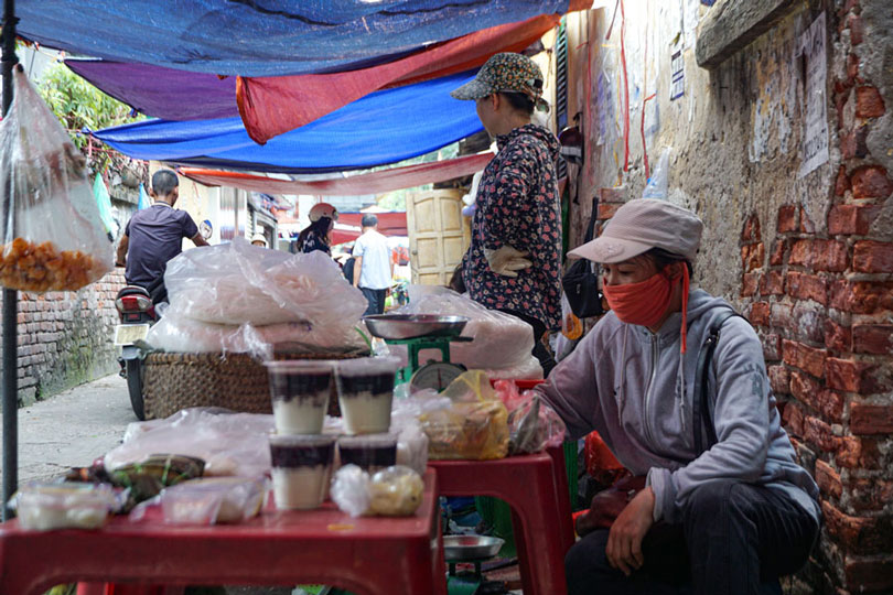 Chợ dân sinh phủ khắp các ngõ ngách khu tập thể Nghĩa Tân. Ảnh: Ngọc Thùy