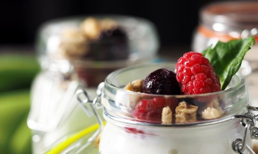 Sữa chua nên hạn chế kết hợp cùng hoa quả nhằm tránh gây ảnh hưởng đến đường tiêu hoá. Ảnh: Pixabay
