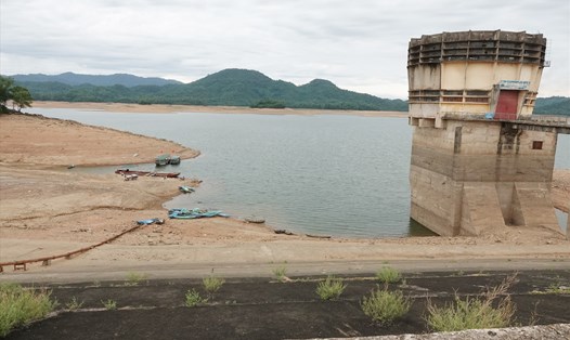 Hồ Kẻ Gỗ mực nước xuống thấp khiến Nhà máy nước Bắc Cẩm Xuyên thiếu nước thô để sản xuất nước sạch. Ảnh: Trần Tuấn.