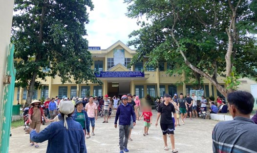 Phụ huynh học sinh điểm trường Nam Yên tới trường trong chiều ngày 5.9. Ảnh: Văn Trực