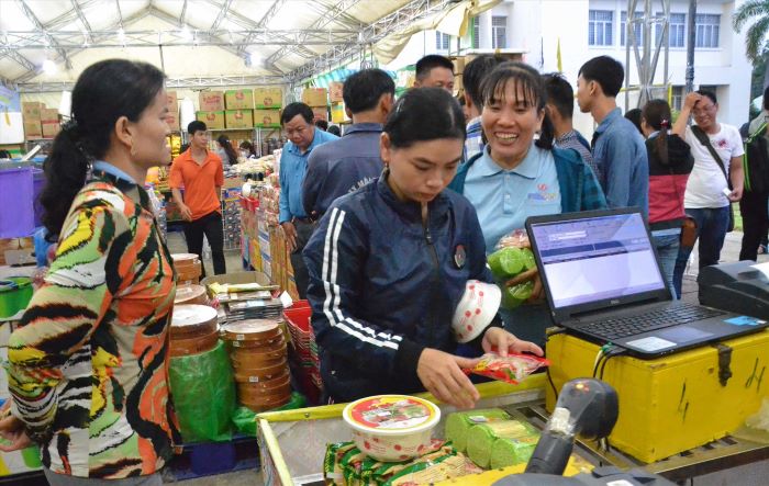 Đoàn viên, người lao động tại Khu Công nghiệp Bình Hòa tham gia mua hàng từ Chương trình Phúc lợi đoàn viên. Ảnh: Lâm Điền 