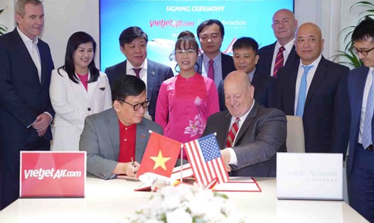 Tổng Giám đốc Vietjet Đinh Việt Phương (trái) và ông Robert Korn, Chủ tịch Carlyle Aviation Partners cùng ký kết thoả thuận tài trợ tàu bay trị giá 550 triệu USD tại Hà Nội. Ảnh Vietjet