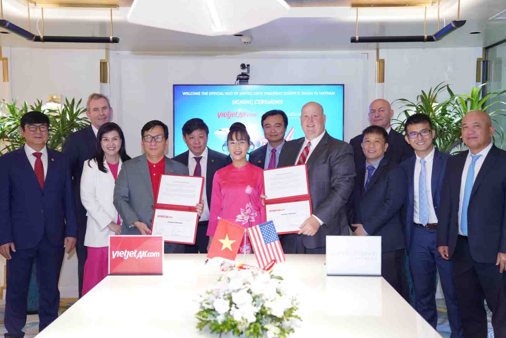 Chủ tịch Vietjet Nguyễn Thị Phương Thảo (giữa) chứng kiến trao đổi ký kết thoả thuận tài trợ tàu bay giữa Carlyle Aviation Partners và Vietjet.