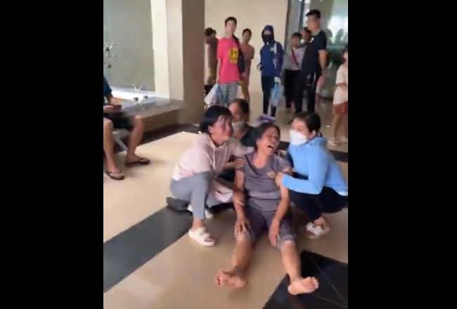 Người nhà trẻ tử vong sau khi tiêm phòng vaccine viêm gan B tại BV Sản nhi tỉnh Vĩnh Phúc. Ảnh cắt từ clip