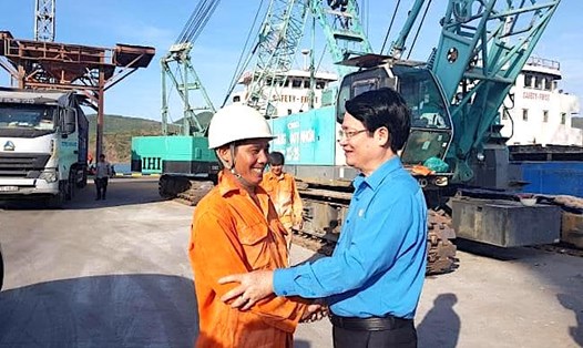 Ông Lê Phan Linh - Chủ tịch Công đoàn Tổng Công ty Hàng hải Việt Nam (bên phải) động viên người lao động. Ảnh: Linh Chu
