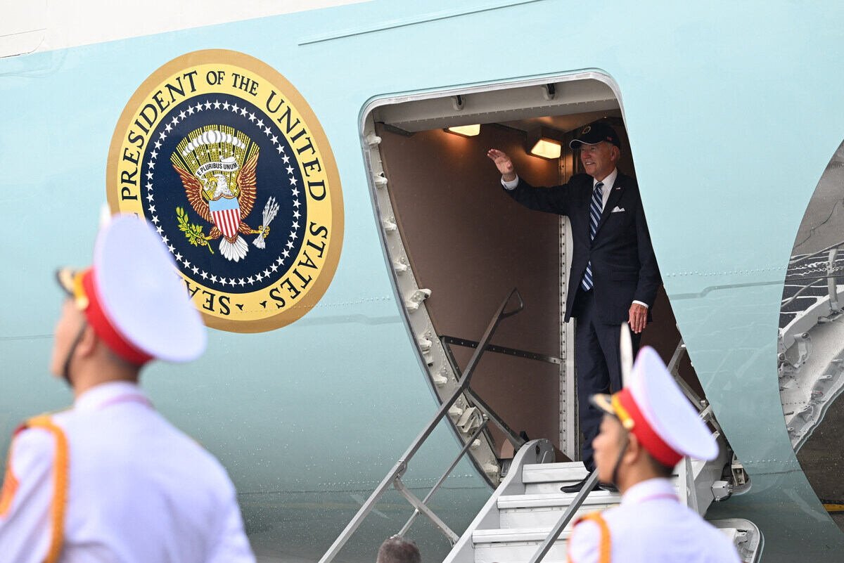 Tổng thống Mỹ Joe Biden vẫy chào từ chuyên cơ  Air Force One khi rời Hà Nội chiều 11.9. Ảnh: AFP