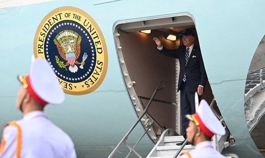 Tổng thống Mỹ Joe Biden vẫy chào từ chuyên cơ  Air Force One khi rời Hà Nội chiều 11.9. Ảnh: AFP
