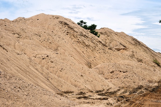 Quảng Ngãi là địa phương có trữ lượng cát rất dồi dào, tập trung nhiều nhất trên sông Trà Khúc với trữ lượng hàng triệu m3 cát. Ảnh: Ngọc Viên