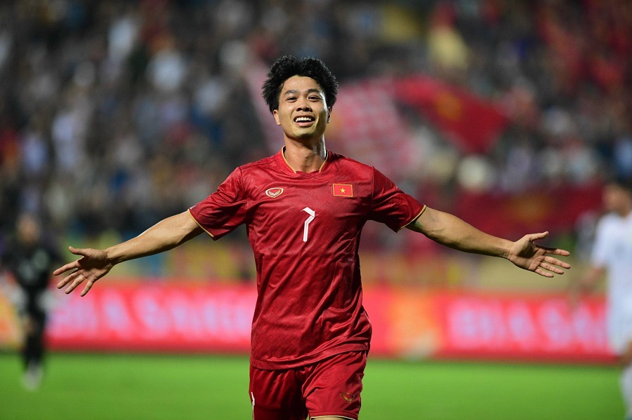 Công Phượng ghi bàn mở tỉ số cho đội tuyển Việt Nam. Ảnh: Minh Dân
