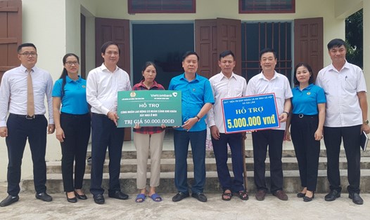 Đại diện lãnh đạo LĐLĐ tỉnh Ninh Bình trao tiền hỗ trợ cho gia đình chị Trần Thị Thương. Ảnh: Diệu Anh