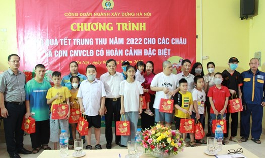 Công đoàn ngành Xây dựng Hà Nội tổ chức chương trình tặng quà Tết Trung thu năm 2022 cho con công nhân lao động. Ảnh: CĐN