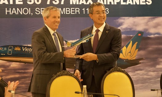 Lãnh đạo  Vietnam Airlines và Boeing tại buổi ký bản ghi nhớ hợp tác. Ảnh: Văn Hiền