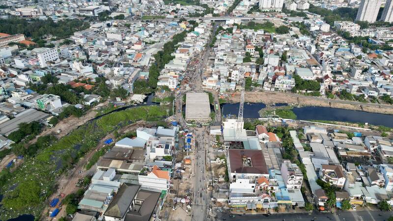 Công trình xây cầu Bà Hom mới trên tỉnh lộ 10 (phường Tân Tạo, Bình Tân, TPHCM) khởi công ngày tháng 9 2018 với tổng vốn đầu tư khoảng 374 tỉ đồng, nhằm thay cầu cũ được dựng từ trước năm 1975 đã xuống cấp trầm trọng.