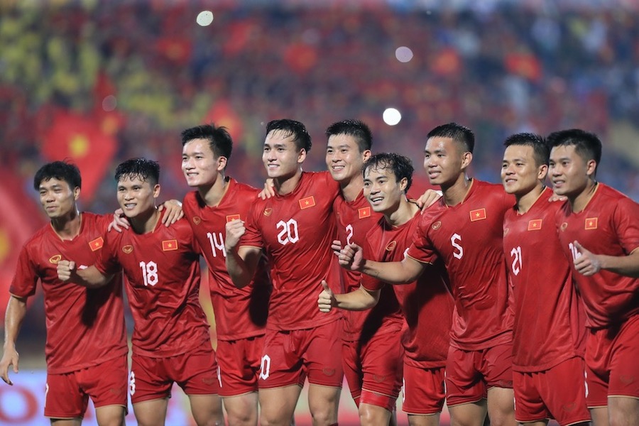Niềm vui của tuyển Việt Nam sau trận đấu tưng bừng trên sân Thiên Trường. 