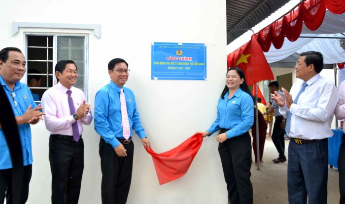 Gắn biển chào mừng Đại hội Công đoàn cho Công trình “100 căn nhà Đại đoàn kết tại huyện An Phú”. Ảnh: Lâm Điền 