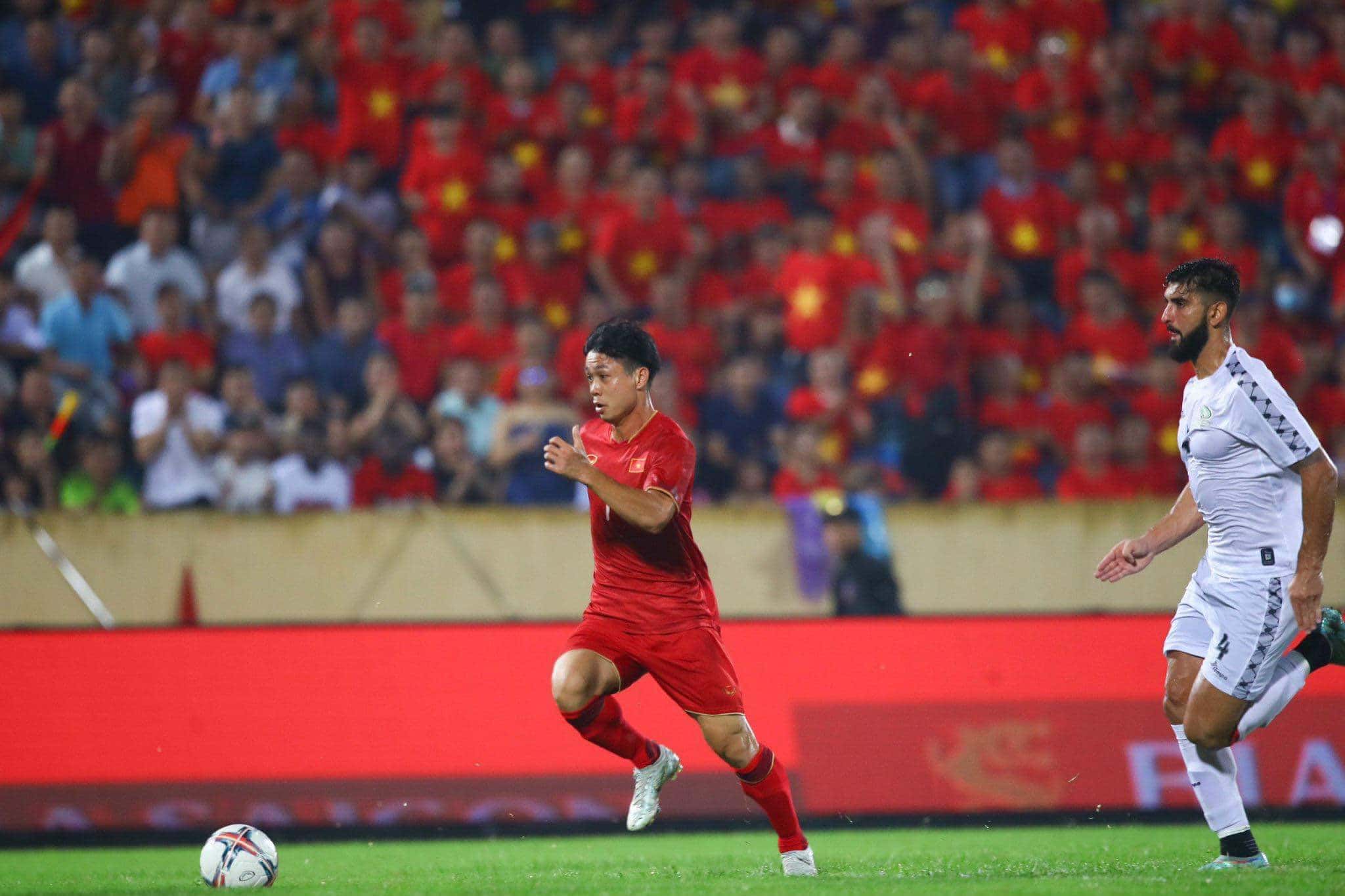 Công Phương có bàn thắng cho tuyển Việt Nam sau gần 2 năm. Ảnh: Minh Dân