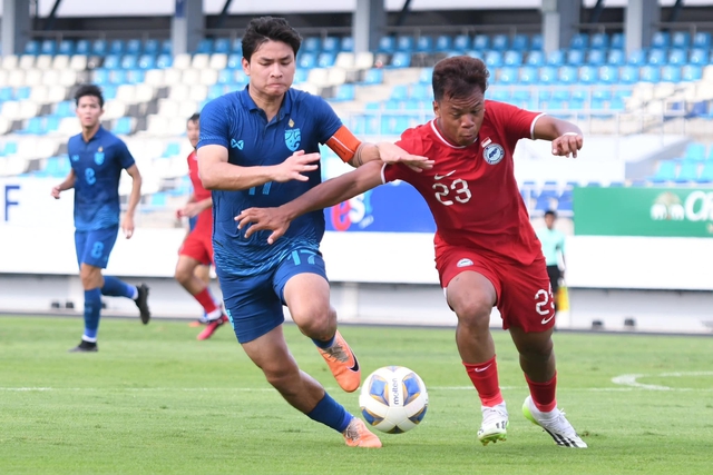 Đội tuyển U23 Singapore (đỏ) vẫn còn hi vọng dự vòng chung kết U23 châu Á 2024. Ảnh: FAT 