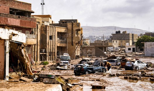 Nhà cửa, xe cộ bị hư hại ở Benghazi sau bão Daniel. Ảnh: Văn phòng Báo chí Thủ tướng Libya