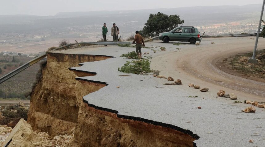 Đường bị sạt lở ở Shahhat, Libya, ngày 11.9.2023. Ảnh: Reuters