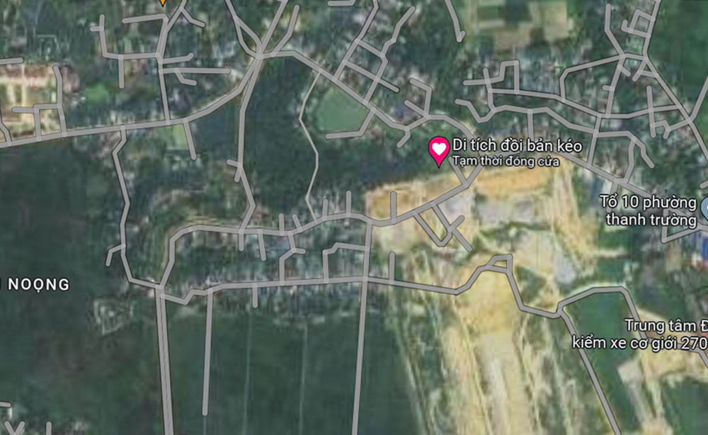 Di tích Đồi Bản Kéo hiện tại nằm ở phía Bắc Sân bay Điện Biên. Ảnh chụp từ Google Maps