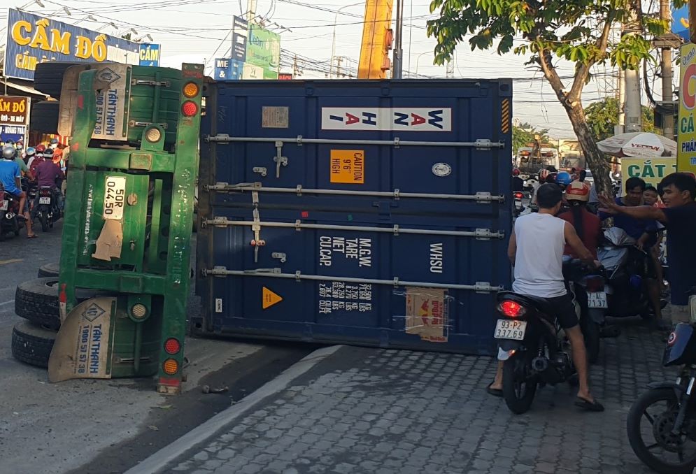 Vào khoảng gần 5h sáng cùng ngày, xe container chở hàng hóa lưu thông trên đường Lê Thị Trung hướng từ đường Mỹ Phước Tân Vạn về Bình Chuẩn. Khi đến đoạn cua qua khu phố 1B phường An Phú, thành phố Thuận An thì bất ngờ lật ngang giữa đường.