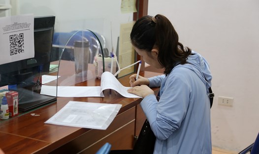 Người lao động đến Trung tâm Dịch vụ việc làm Hà Nội làm thủ tục nhận trợ cấp thất nghiệp. Ảnh: Hạnh Hà