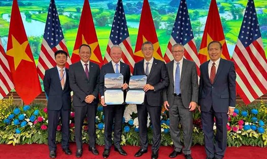 Đại diện Vietnam Airlines và Boeing ký thỏa thuận mua 50 tàu bay Boeing 737 Max trị giá 10 tỉ USD, nhân chuyến thăm cấp Nhà nước của Tổng thống Mỹ Joe Biden, ngày 11/9. Ảnh: VNA