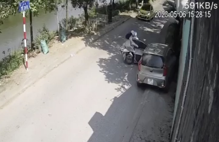 Hình ảnh của vụ mở cửa xe bất cẩn khiến 2 người trên xe máy bị ôtô đâm thương vong, xảy ra ngày 8.5.2023 tại Hà Nội. Ảnh chụp màn hình