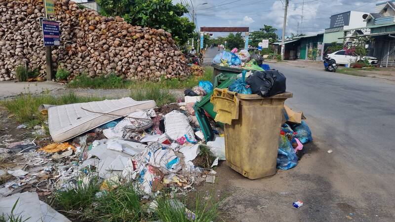 Nhiều người dân mặc nhiên mang những loại rác thải chưa phân loại đến điểm tập kết rác. Ảnh: Hoàng Lộc