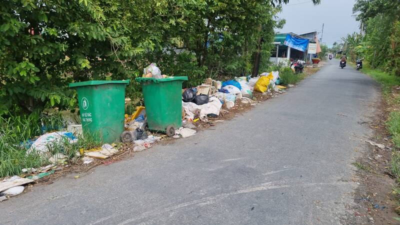 Số lượng thùng rác còn ít, không đủ chứa rác sinh hoạt của nhiều người dân quanh điểm đặt thùng rác. Ảnh: Hoàng Lộc
