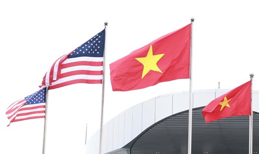 Quốc kỳ Việt Nam và quốc kỳ Mỹ tại sân bay Nội Bài ngày 10.9.2023. Ảnh: Hải Nguyễn