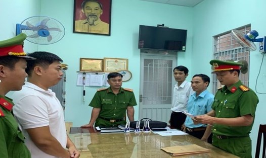 Cảnh sát điều tra Công an tỉnh Bình Phước thi hành quyết định khởi tố bị can, lệnh bắt bị can để tạm giam đối với Huỳnh Nhất Giang (áo thun trắng). Ảnh: cơ quan chức năng cung cấp