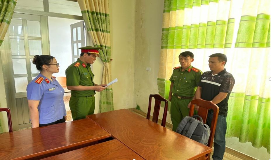 CSĐT Công an tỉnh Bình Phước thi hành quyết định khởi tố bị can, lệnh bắt bị can để tạm giam đối với Chu văn kiên. Ảnh: Cơ quan chức năng cung cấp