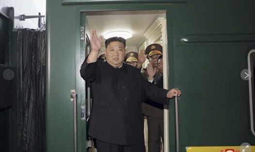 Ông Kim Jong-un trên tàu rời Bình Nhưỡng ngày 10.9. Ảnh: KCNA