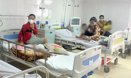 Bệnh nhi điều trị bênh tay chân miệng ở Đắk Lắk. Ảnh: Hồng Chuyên