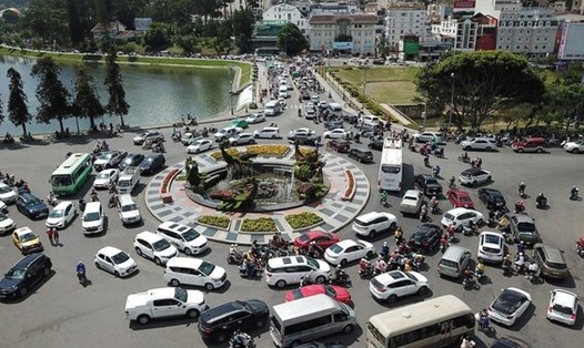Một số tuyến đường tại Lâm Đồng xảy ra tình trạng xe ô tô dừng, đỗ dọc lề đường và vỉa hè không đúng quy định gây ra tình trạng ùn tắc. Ảnh: Lâm Đồng