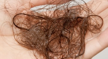 Có nhiều thói quen dẫn tới rụng tóc, trong đó có nhịn ăn sáng. Ảnh: Phạm My