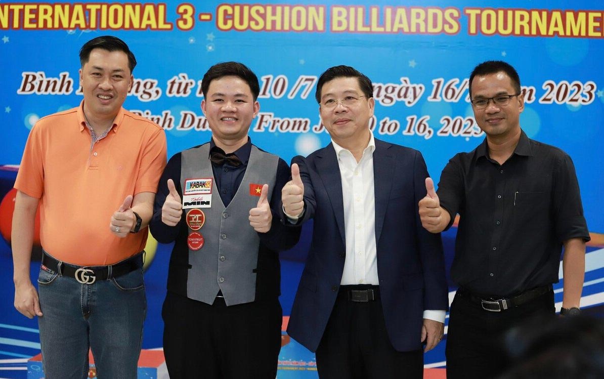 Ông Lê Sơn Hải (thứ 2 từ phải sang) Giải Billiards carom 3 băng quốc tế Bình Dương 2023 cùng Bao Phương Vinh tại . Ảnh: Ảnh: Sở VHTT Bình Dương