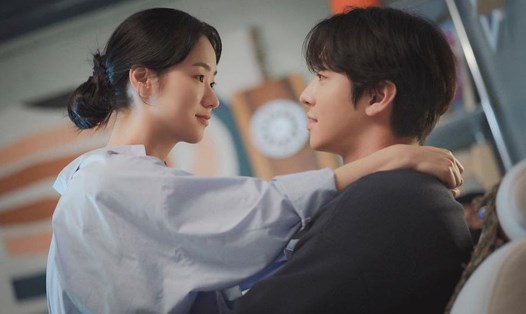 Jeon Yeo Bin - Ahn Hyo Seop trong phim “Muốn gặp anh” bản Hàn. Ảnh: Nhà sản xuất