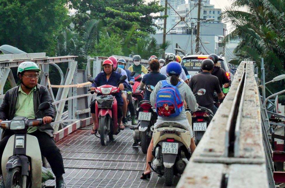 Nối xã Phước Kiển (huyện Nhà Bè) và phường Tân Phong (Quận 7), cầu sắt Rạch Đỉa được xây dựng từ trước năm 1975 nay đã xuống cấp là mối nguy hiểm cho người dân khi lưu thông qua cầu. Mặt cầu nhỏ hẹp chỉ 3 m - 3,5 m gây khó khăn cho việc đi lại của người dân.