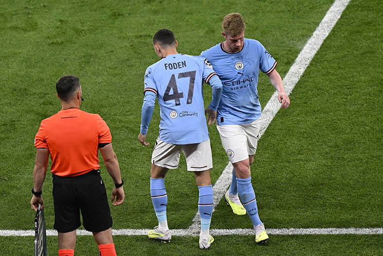 Khoảnh khắc một ngôi sao tổ chức lối chơi mới của Man City được trình làng. Ảnh: AFP