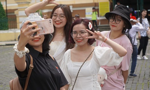 Khách du lịch vui chơi ở trung tâm TPHCM dịp nghỉ lễ 2.9 vừa qua. Ảnh: Việt Phong